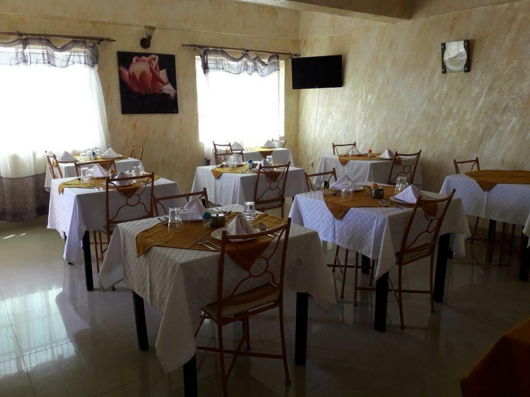 Adala Motel Meru Exterior foto